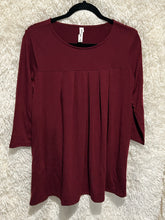 Load image into Gallery viewer, 3/4 Sleeve Pleated Top with pockets
